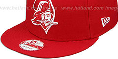 Buccaneers THROWBACK TEAM-BASIC SNAPBACK Red-White Hat by New Era - 4th View